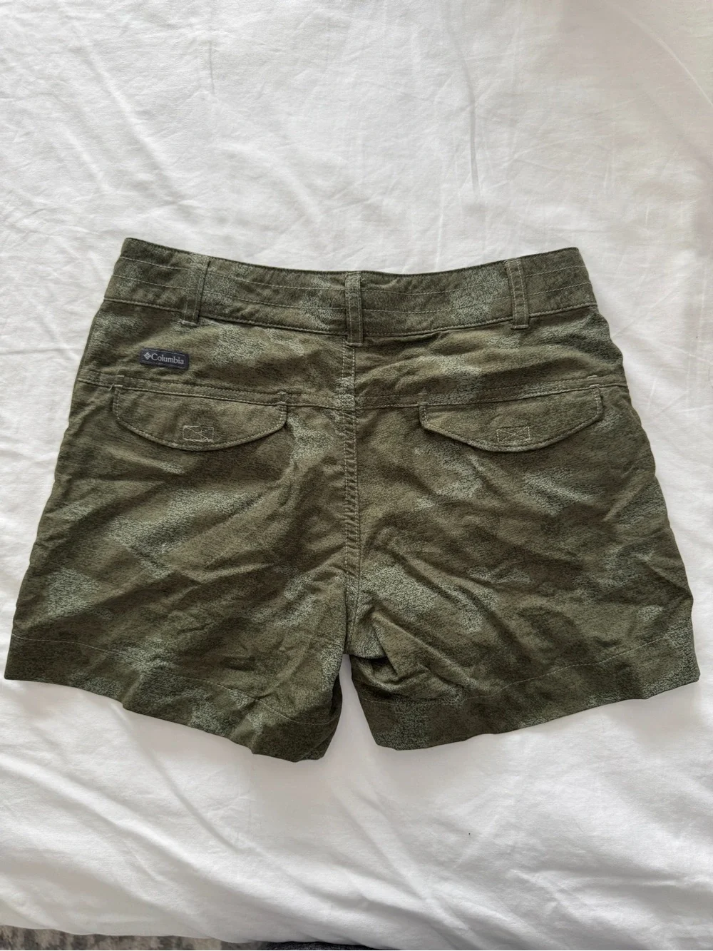 Columbia | girls green camo hiking shorts M(10/12)